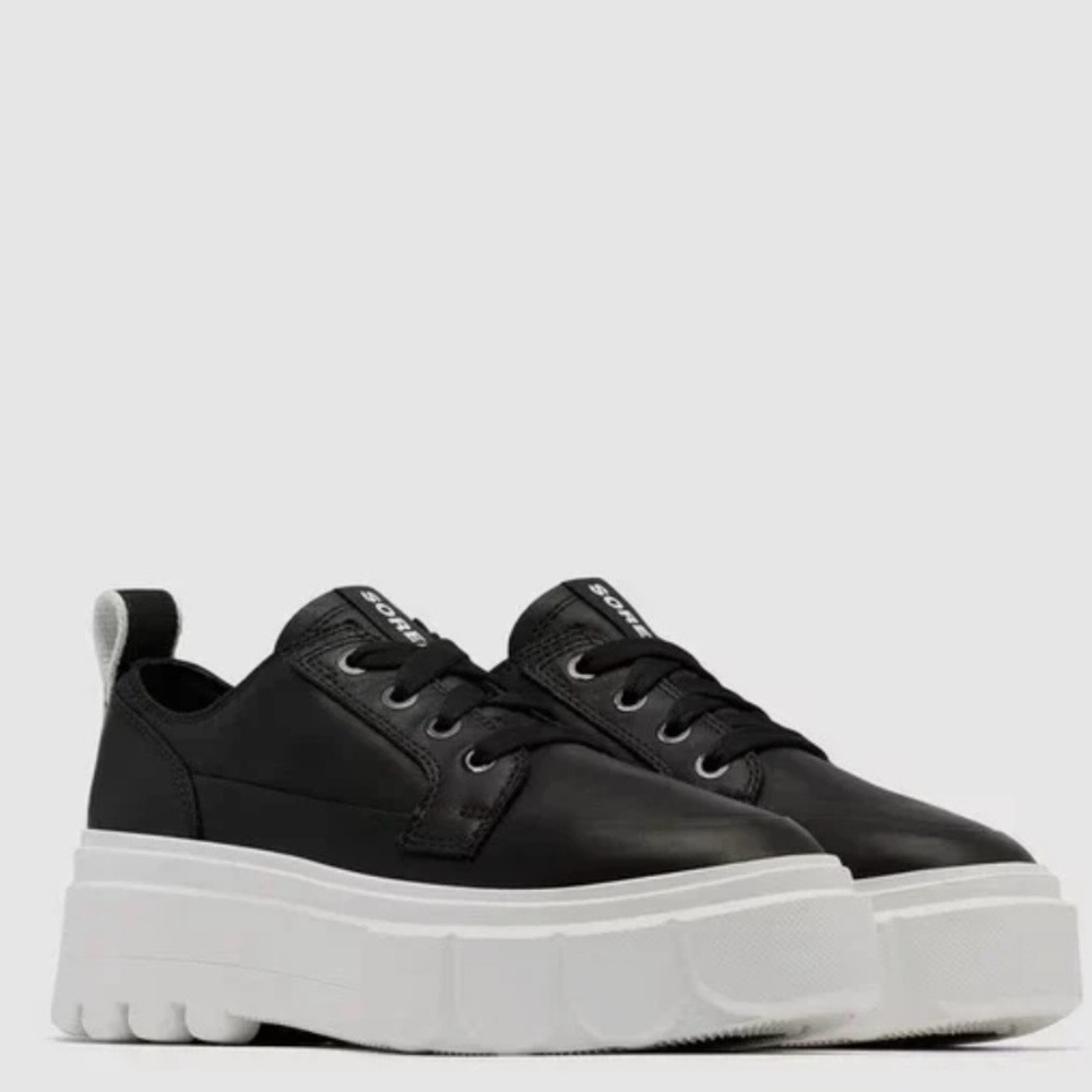 Sorel Woman’s Caribou Black and White Platform Sneakers size 10.5